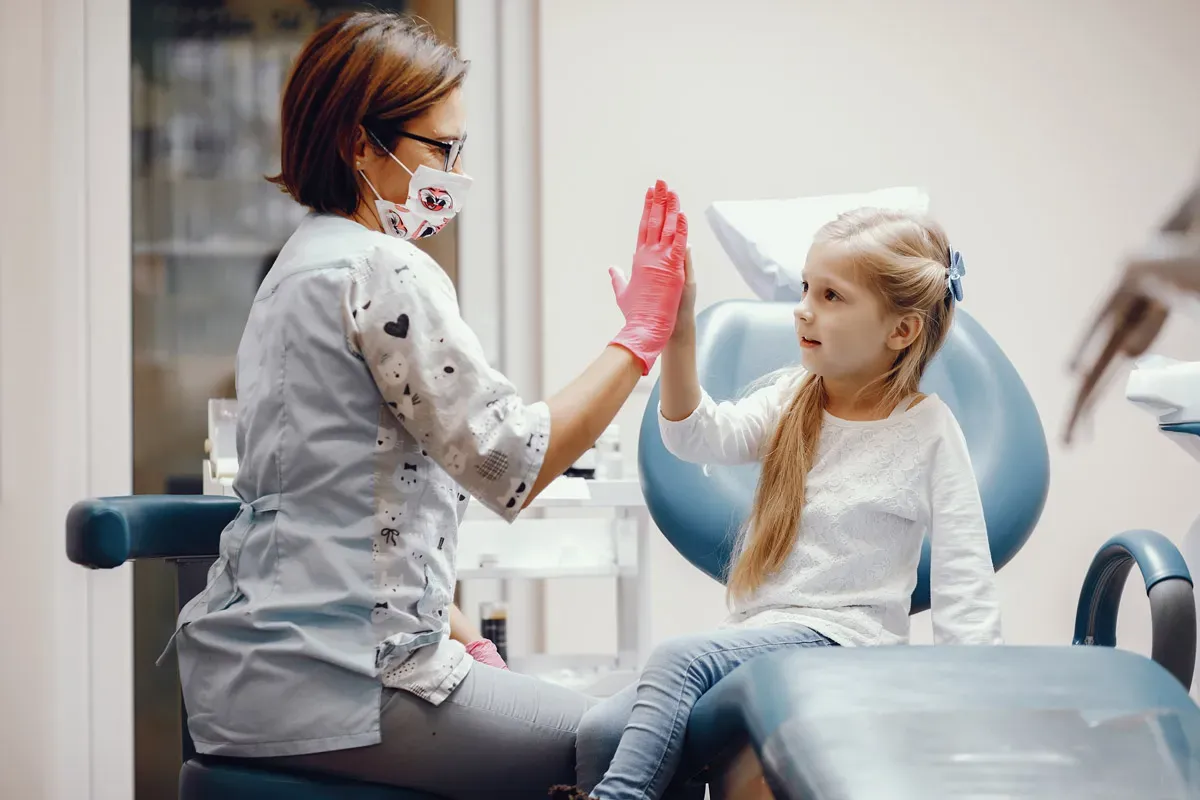 Esame dentistico delicato per bambini